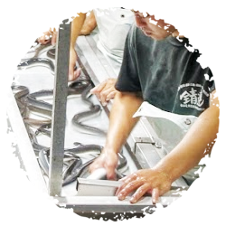 スタミナうなぎのルーツ4:うなぎの仕分けは、自社職人の目と手によるもの。